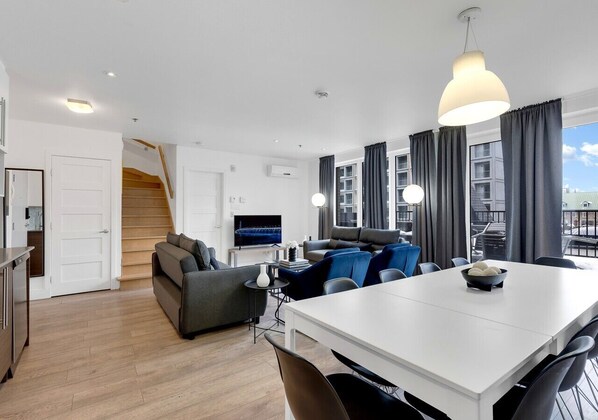 Smart TV, offices - LiV MTL Downtown Montreal Spacious Urban Suites (Montréal)