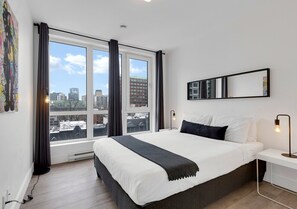 3 bedrooms, desk, iron/ironing board, travel crib - LiV MTL Downtown Montreal Spacious Urban Suites (Montréal)