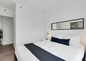 3 bedrooms, desk, iron/ironing board, travel cot - LiV MTL Downtown Montreal Spacious Urban Suites (Montréal)