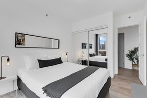 3 soverom, skrivebord, strykejern/-brett og reiseseng for barn