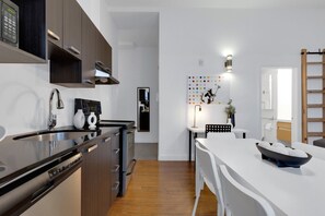 Fridge, microwave, oven, stovetop