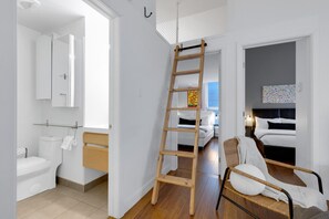 2 habitaciones, escritorio y tabla de planchar con plancha 