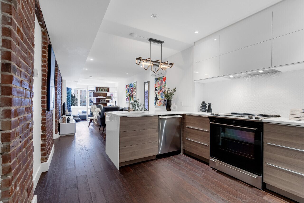 Réfrigérateur, four à micro-ondes, un four, surface de cuisson