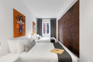 1 habitación, escritorio, tabla de planchar con plancha y cuna de viaje 