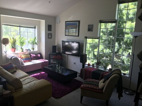 Sunny spacious 2 bd/ba condo with vaulted ceilings