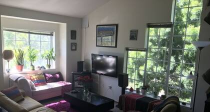 Sunny spacious 2 bd/ba condo with vaulted ceilings
