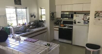 Sunny spacious 2 bd/ba condo with vaulted ceilings