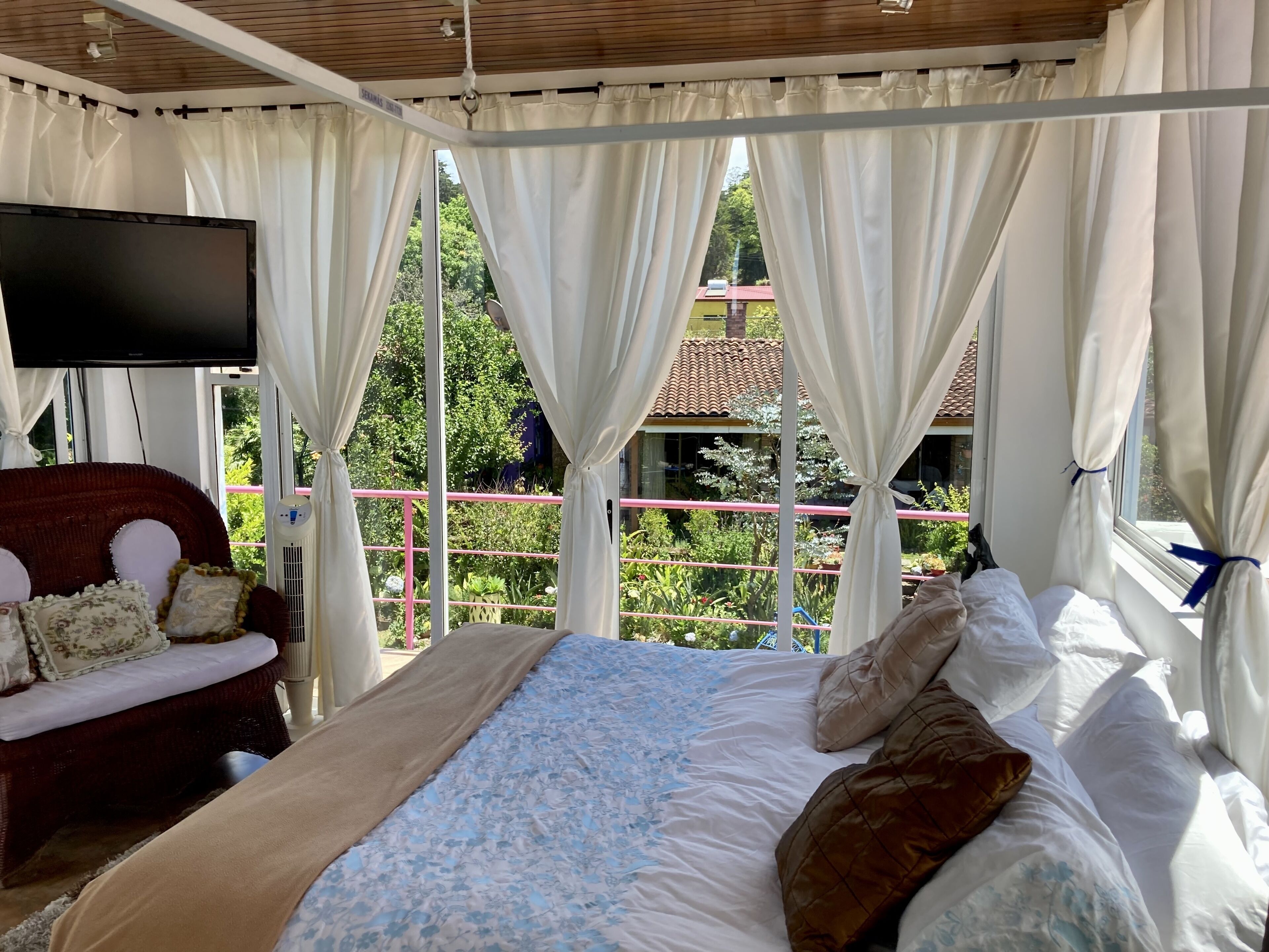 Junior Suite, 1 King Bed, River View, Mountainside (Colibri)