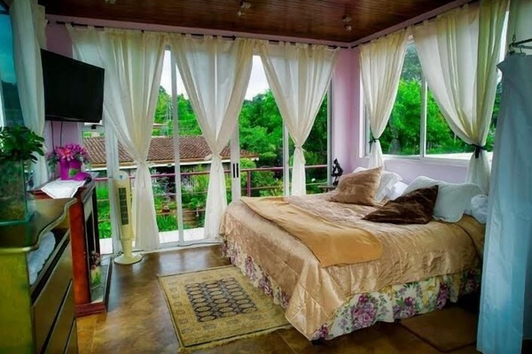 Junior Suite, 1 Katil Raja (King), River View, Mountainside (Colibri) | Peti besi dalam bilik, dihias secara berasingan