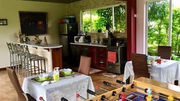Junior-suite - 1 kingsize-seng - udsigt til flod - ved bjerg (Colibri) | Opholdsområde | Fladskærms-tv