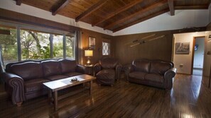 40-inch Smart TV with cable channels, TV, Netflix - Scenic Wonders Frontiersman 3 Bd (Oakhurst)