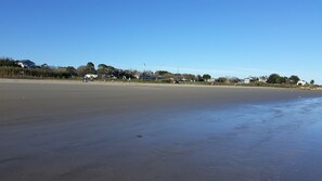 Plage à proximité, chaise longue