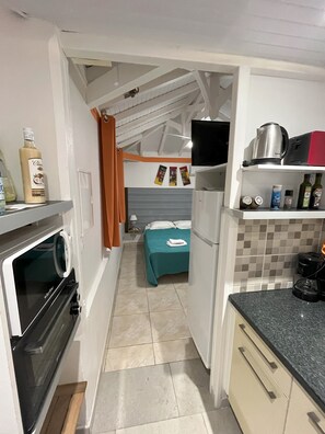 Geladeira, micro-ondas, fogão, cooktop