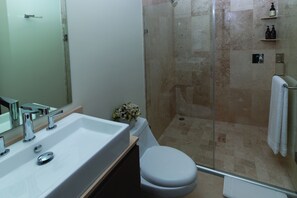 Dusche, Haartrockner, Handtücher, Seife