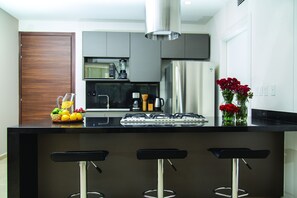 Kylskåp, mikrovågsugn, ugn och spishäll