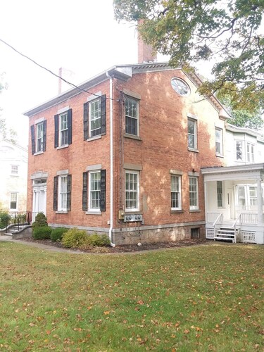 Comfy studio apartment on 2nd floor, pet friendly