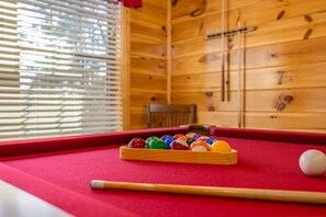 Game room - Heavenly View – Romantic Pigeon Forge Cabin with Hot Tub, Jacuzzi & Pool Table (Sevierville)