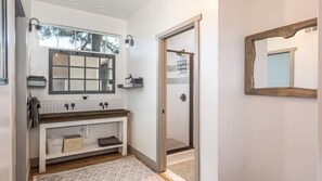 Cabaña (Half Dome Loft) | Baño | Tina con regadera y toallas 
