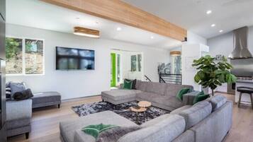 Comfort Cabin | Living room | Flat-screen TV, fireplace