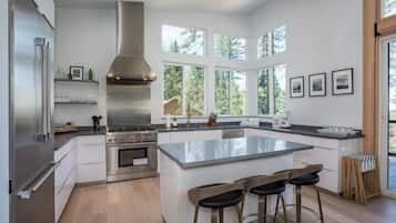 Comfort Cabin | Private kitchen | Full-size fridge, microwave, oven, stovetop