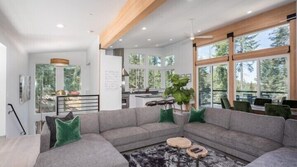 Comfort Cabin | Living room | Flat-screen TV, fireplace