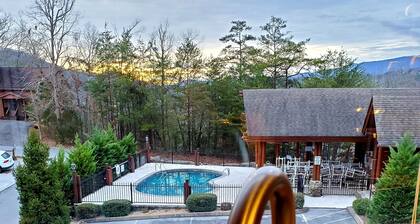 Log cabin with full resort amenities 1/2 mile from the Pigeon Forge Parkway