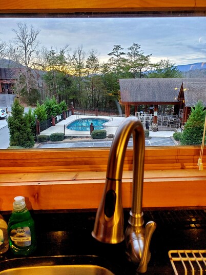 Log cabin with full resort amenities 1/2 mile from the Pigeon Forge Parkway