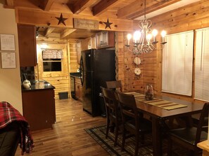 Dining - Log cabin with full resort amenities 1/2 mile from the Pigeon Forge Parkway (Pigeon Forge)