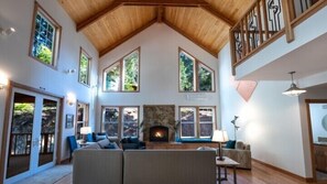 Cabin | Living room - Scenic Wonders Blue Sky Lodge 3 Bedrooms (Yosemite National Park)