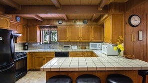 Cabin, 5 Bedrooms | Private kitchen | Fridge, microwave, oven, dishwasher