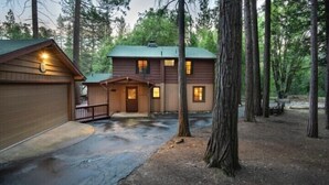 Front of property - Scenic Wonders Bassett Cabin 5 Bedrooms (Yosemite National Park)