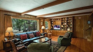 Cabin, 5 Bedrooms | Living room | TV, fireplace, DVD player, table tennis - Scenic Wonders Bassett Cabin 5 Bedrooms (Yosemite National Park)