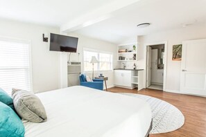 3 makuuhuonetta, silitysrauta/-lauta, vauvan matkasänky, Wi-Fi