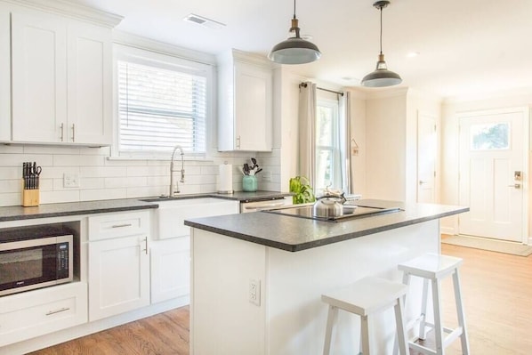 Fridge, microwave, oven, stovetop - Backyard oasis w/ HOT TUB, near downtown, beach & boat landing (Charleston)