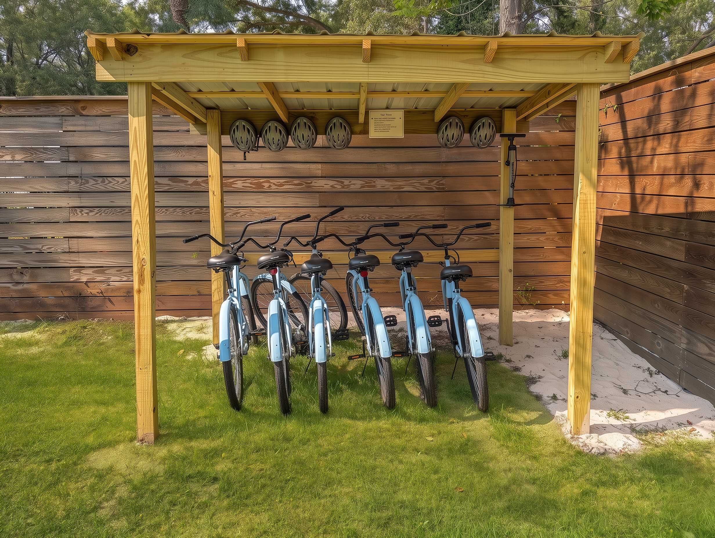 Uma pérgola de madeira com um suporte para bicicletas, contendo seis bicicletas.