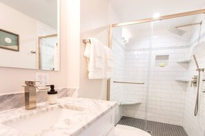 Een douche, gratis toiletartikelen, een haardroger, shampoo
