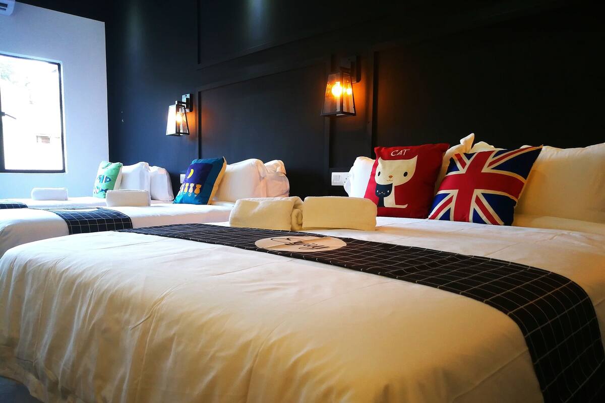 Quarto família (for 4) | Escrivaninha, cortinas blackout, ferros/tábuas de passar roupa