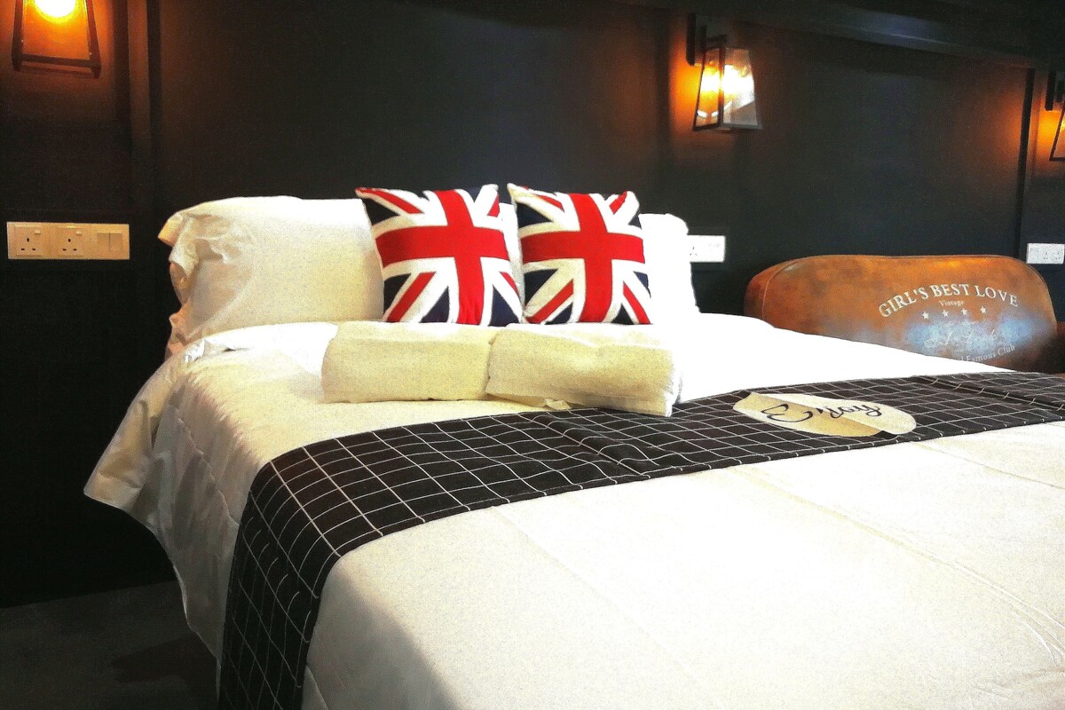 Cozy Deluxe Room | Desk, blackout drapes, iron/ironing board, free WiFi
