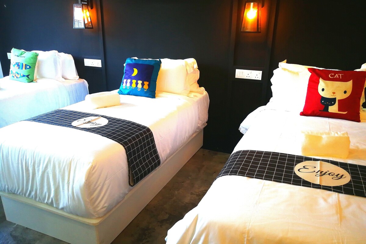 Deluxe Family Room for 3 | Desk, blackout drapes, iron/ironing board, free WiFi