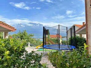 Children’s area - Holiday flat with terrace and sea view (Šilo)