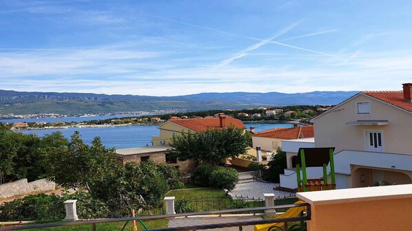 Property grounds - Holiday flat with terrace and sea view (Šilo)