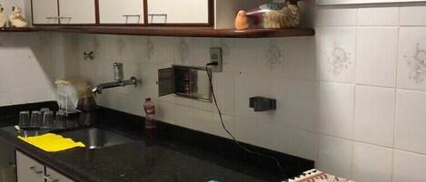 Micro-ondas, talheres/pratos/utensílios de cozinha