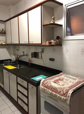 Micro-ondas, talheres/pratos/utensílios de cozinha