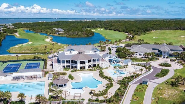 Un complexe hôtelier doté de plusieurs piscines, de courts de tennis et d’un parcours de golf.