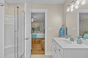Combined shower/bathtub, hair dryer, towels