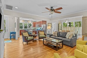 Una Smart TV, una chimenea, videojuegos