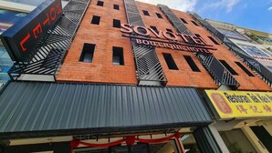 Un edificio con un letrero llamativo que dice 'SOVEREIGN Boutique Hotel'.