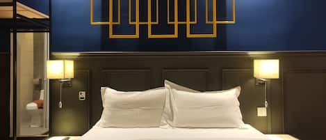 Habitación superior | Escritorio y ropa de cama
