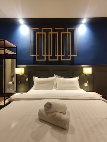 Superior Room | Desk, bed sheets