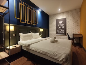 Habitación superior | Escritorio y ropa de cama 